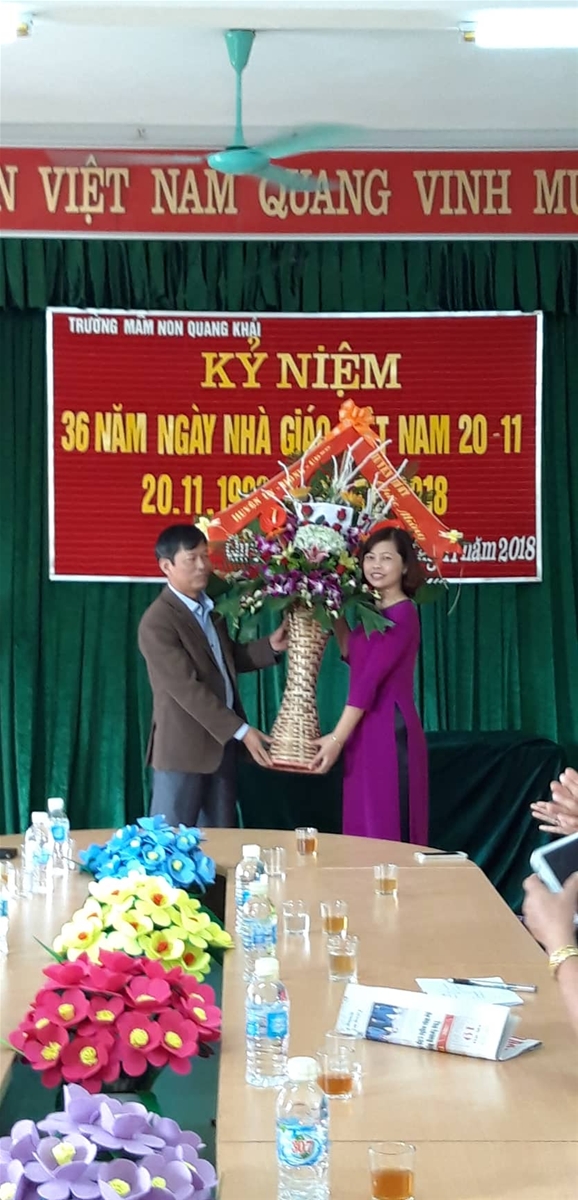 Đại diện Huyện ủy-UBND huyện Tứ Kỳ lên tặng hoa chúc mừng nhà trường